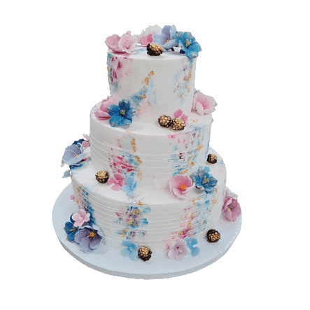 Svadobná romantická torta s marcipánovými kvetmi v púdrových farbách.