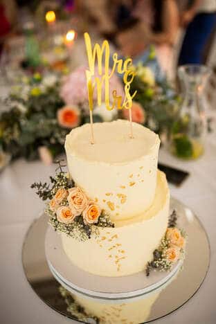 Svadobná torta - jemná romatintická torta s miniružičkami púdrovej farby a kúskami zlata.