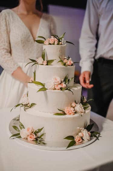 Svadobná torta s ružičkami. Svadobné torty Nitra